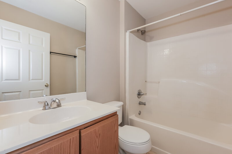 2,100/Mo, 5919 Lake Front Dr Wesley Chapel, FL 33545 Bathroom View