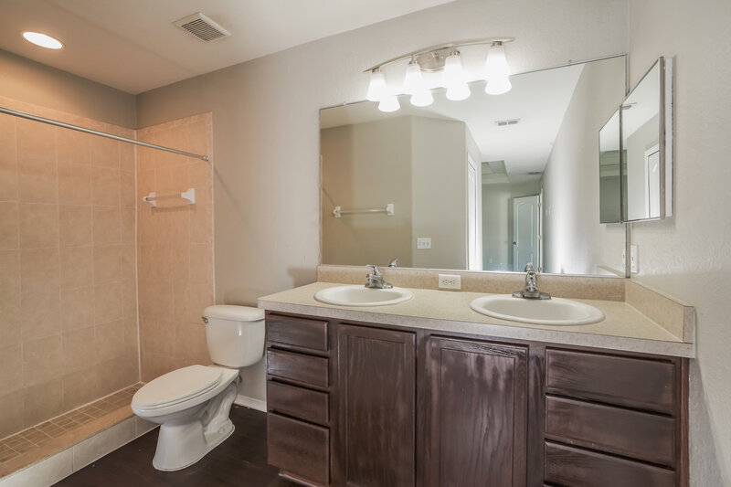 2,140/Mo, 5075 Ashwood Dr Lakeland, FL 33811 Main Bathroom View