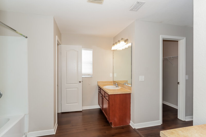 1,950/Mo, 3120 Fort Socrum Village Blvd Lakeland, FL 33810 Main Bathroom View