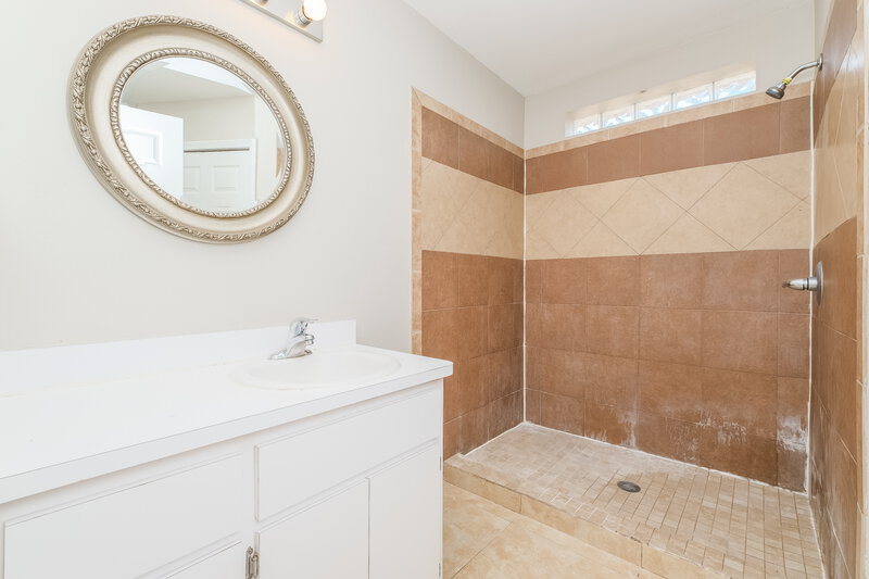 2,035/Mo, 1402 Dew Bloom Rd Valrico, FL 33594 Main Bathroom View