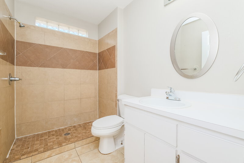 2,035/Mo, 1402 Dew Bloom Rd Valrico, FL 33594 Bathroom View