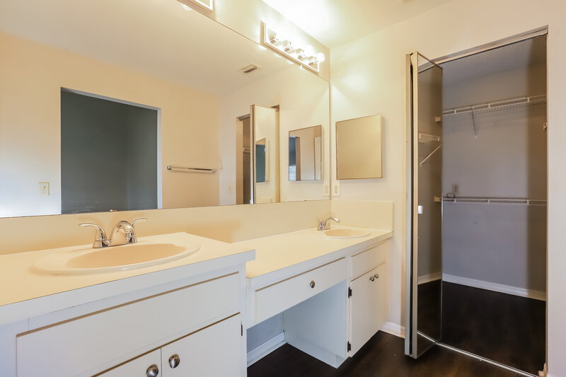 2,245/Mo, 1820 Erin Brooke Dr Valrico, FL 33594 Main Bathroom View