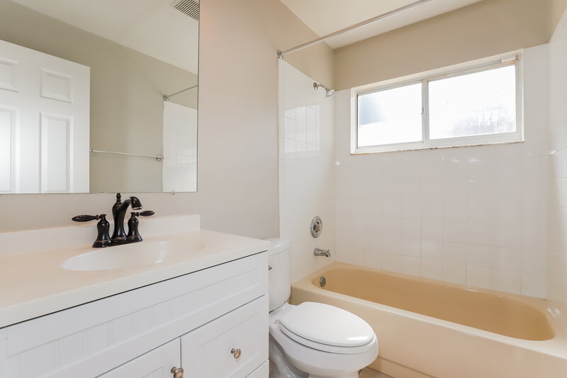 2,245/Mo, 1820 Erin Brooke Dr Valrico, FL 33594 Bathroom View