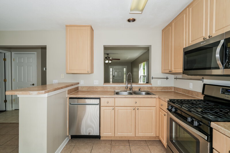 2,155/Mo, 5865 Wrenwater Dr Lithia, FL 33547 Kitchen View 2