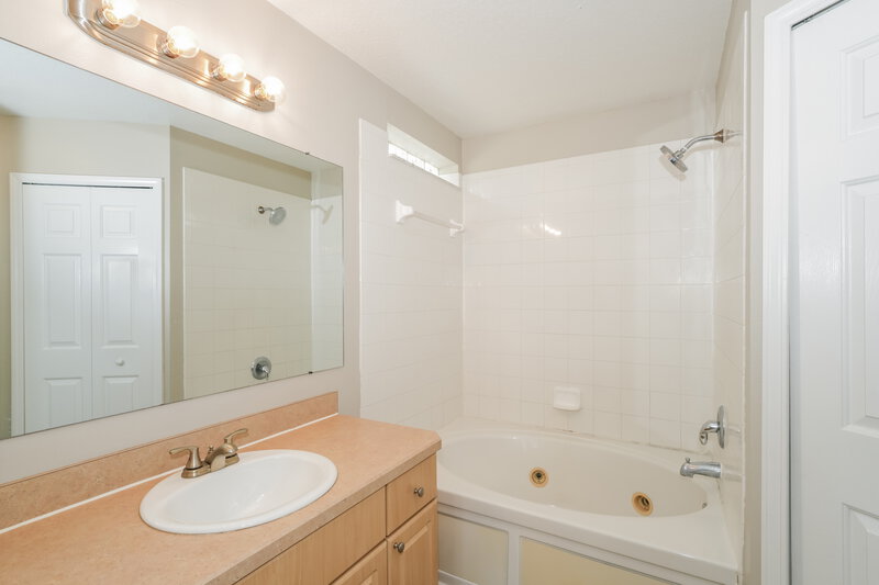 2,155/Mo, 5865 Wrenwater Dr Lithia, FL 33547 Main Bathroom View