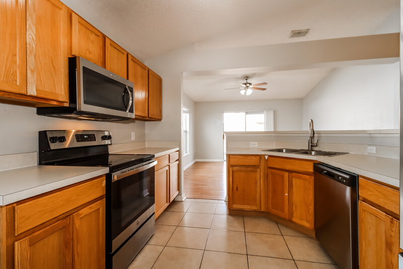 2,240/Mo, 10408 Fly Fishing St Riverview, FL 33569 Kitchen View 2
