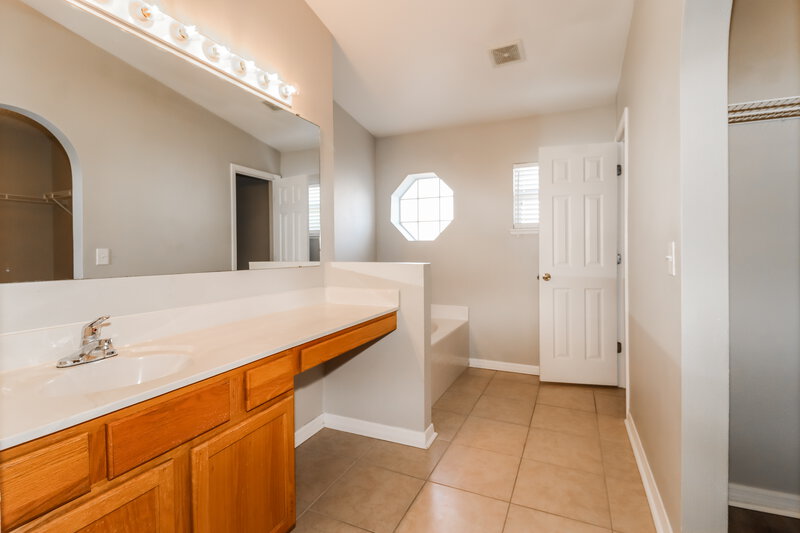 2,240/Mo, 10408 Fly Fishing St Riverview, FL 33569 Main Bathroom View