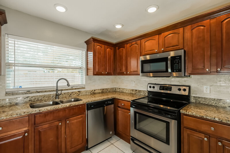 2,050/Mo, 3222 Las Brisas Dr Riverview, FL 33578 Kitchen View 2