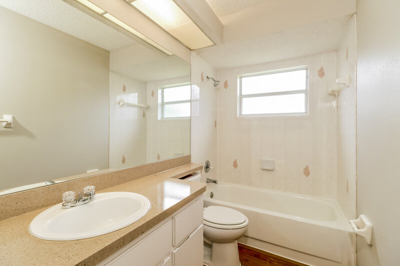 2,040/Mo, 24272 Twin Lake Dr Land O' Lakes, FL 34639 Bathroom View
