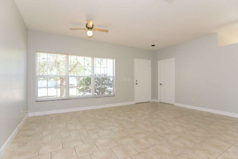 1,570/Mo, 552 Summer Sails Dr Valrico, FL 33594 Living Room View 2