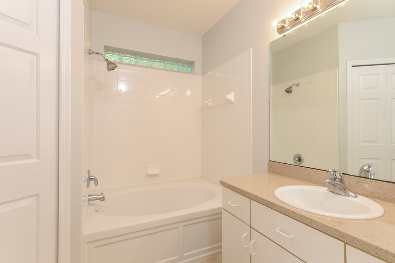 1,570/Mo, 552 Summer Sails Dr Valrico, FL 33594 Bathroom View 2