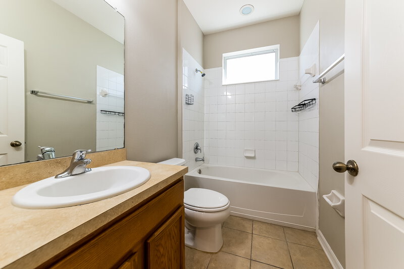 1,955/Mo, 1031 Windton Oak Dr Ruskin, FL 33570 Bathroom View