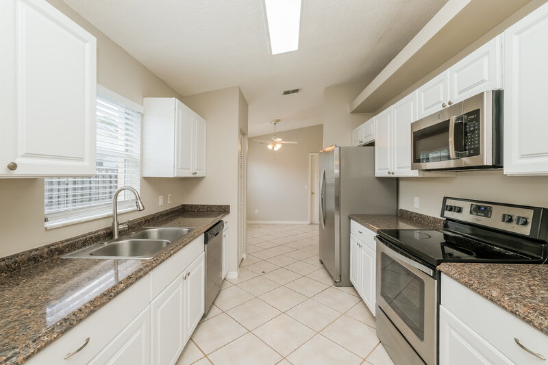 3,870/Mo, 1672 Portsmouth Lake Dr Brandon, FL 33511 Kitchen View