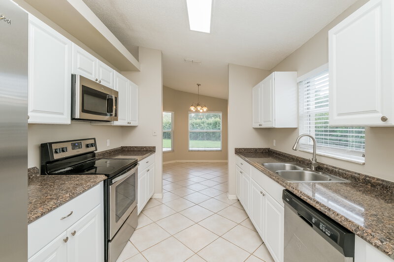 3,870/Mo, 1672 Portsmouth Lake Dr Brandon, FL 33511 Kitchen View 2