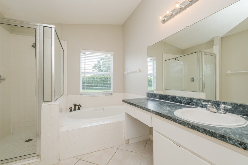 3,870/Mo, 1672 Portsmouth Lake Dr Brandon, FL 33511 Main Bathroom View