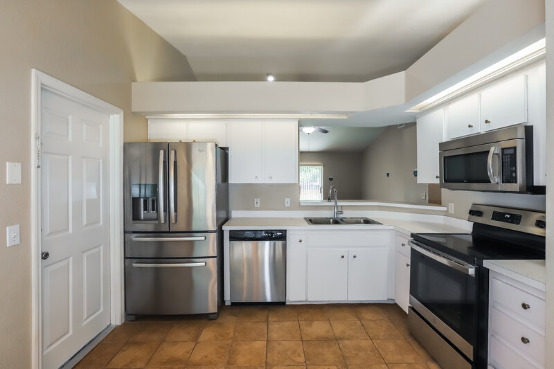 1,870/Mo, 5865 Daughtery Downs Loop Lakeland, FL 33809 Kitchen View