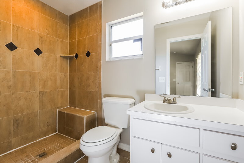 1,870/Mo, 5865 Daughtery Downs Loop Lakeland, FL 33809 Main Bathroom View