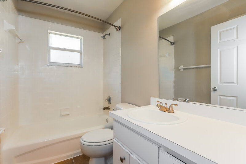 1,870/Mo, 5865 Daughtery Downs Loop Lakeland, FL 33809 Bathroom View