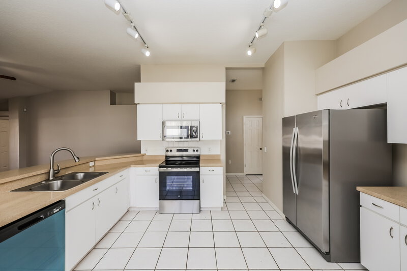 2,400/Mo, 1634 Audubon Trl Lutz, FL 33549 Kitchen View