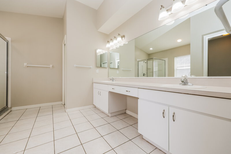 2,400/Mo, 1634 Audubon Trl Lutz, FL 33549 Main Bathroom View
