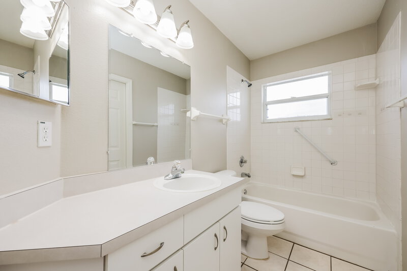 2,400/Mo, 1634 Audubon Trl Lutz, FL 33549 Bathroom View