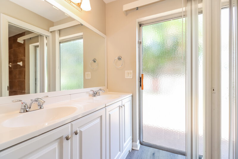 3,005/Mo, 2859 60th Ave S Saint Petersburg, FL 33712 Main Bathroom View