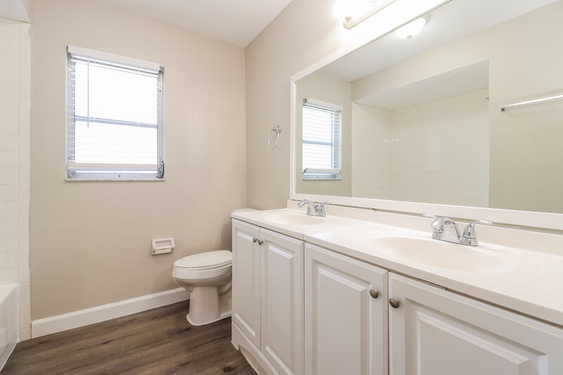 3,005/Mo, 2859 60th Ave S Saint Petersburg, FL 33712 Bathroom View