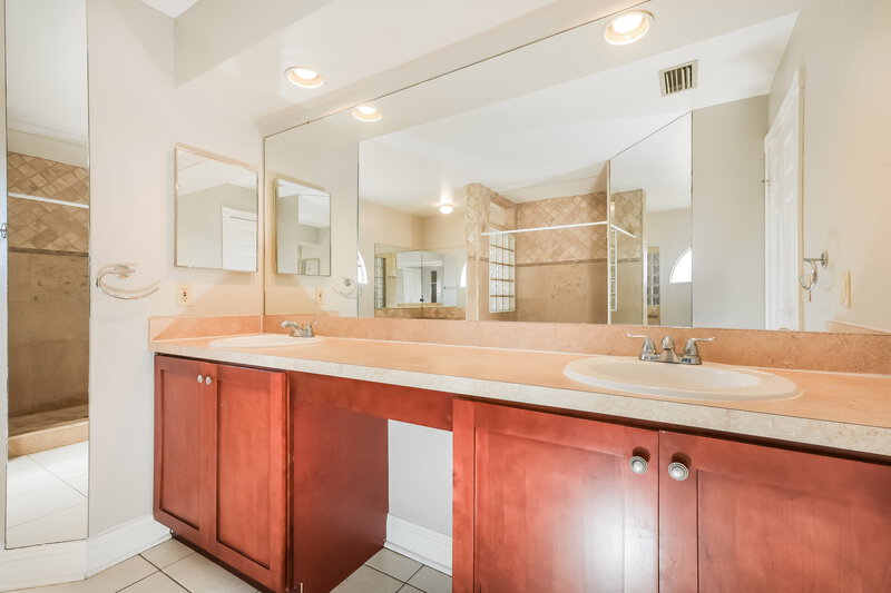 2,570/Mo, 2714 Mock Orange Ct Valrico, FL 33594 Main Bathroom View