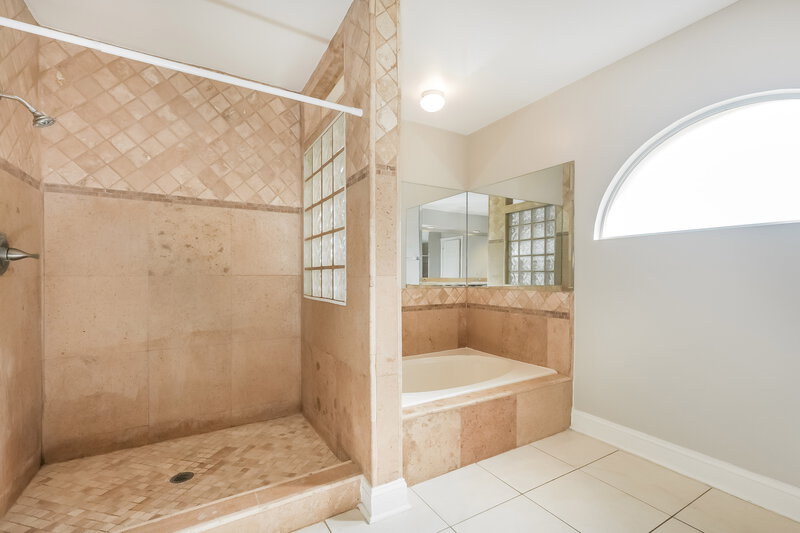 2,570/Mo, 2714 Mock Orange Ct Valrico, FL 33594 Main Bathroom View 2