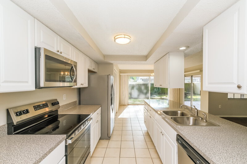 0/Mo, 2431 Grove Ridge Dr Palm Harbor, FL 34683 Kitchen View 2