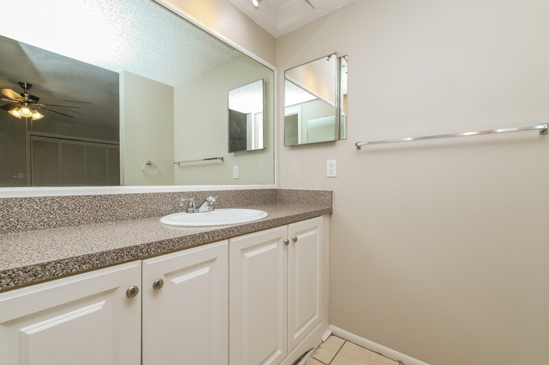 0/Mo, 2431 Grove Ridge Dr Palm Harbor, FL 34683 Main Bathroom View