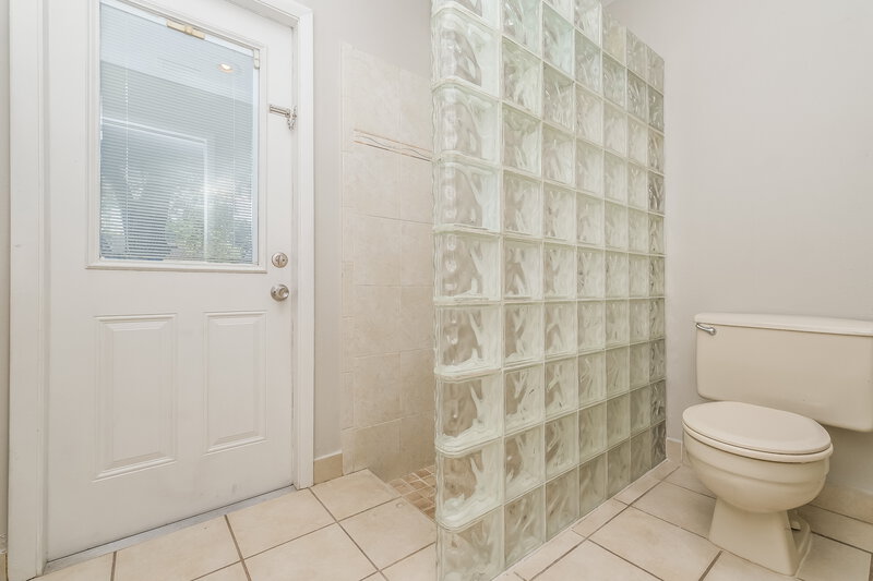 0/Mo, 2431 Grove Ridge Dr Palm Harbor, FL 34683 Bathroom View