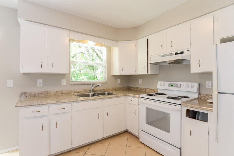 2,440/Mo, 206 Elizabeth Ave Clearwater, FL 33759 Kitchen View