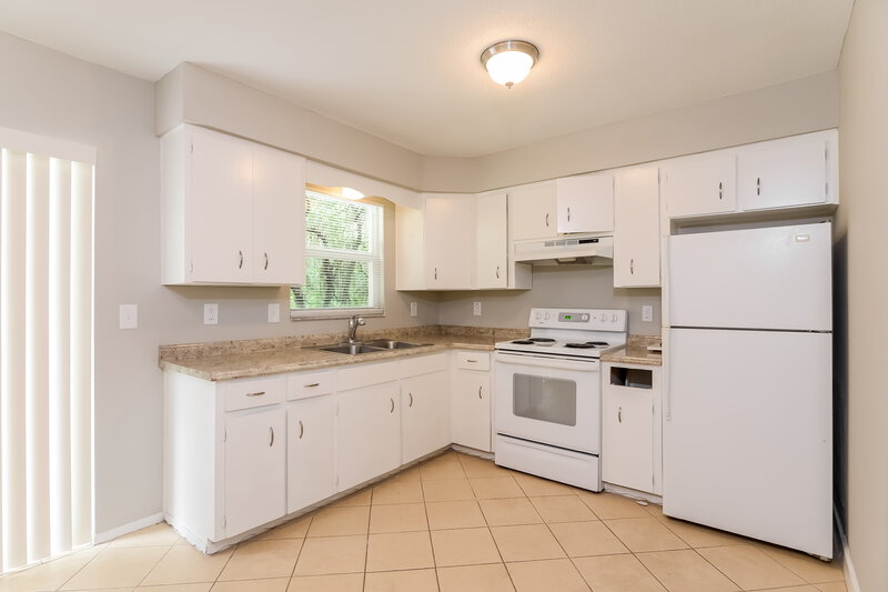 2,440/Mo, 206 Elizabeth Ave Clearwater, FL 33759 Kitchen View 2