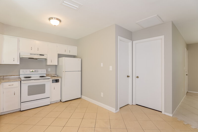 2,440/Mo, 206 Elizabeth Ave Clearwater, FL 33759 Kitchen View 3