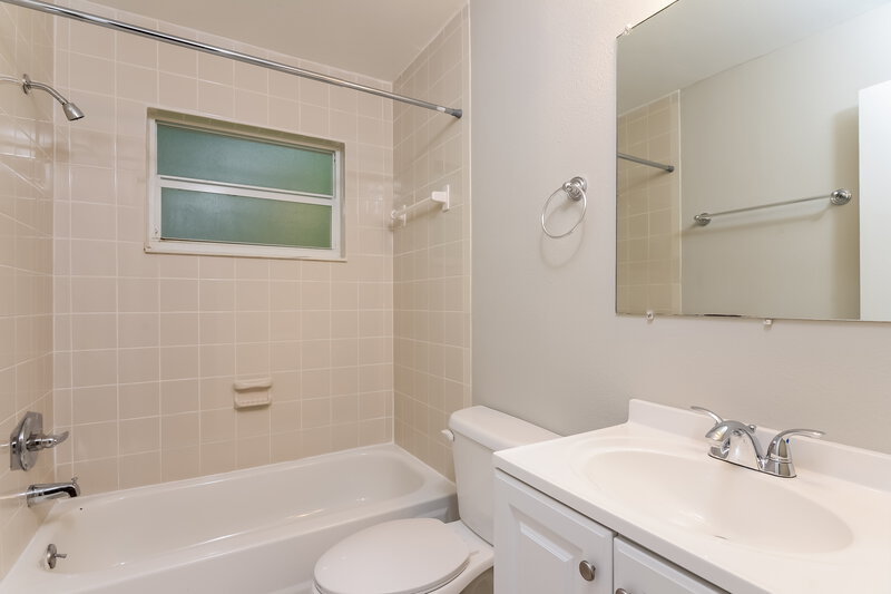 2,440/Mo, 206 Elizabeth Ave Clearwater, FL 33759 Master Bathroom View