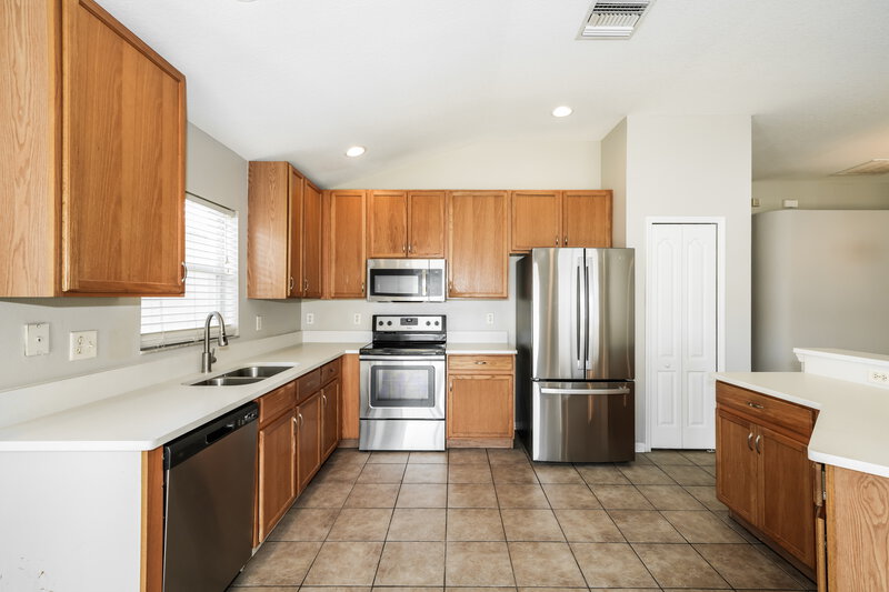 2,285/Mo, 4204 Knob Lake Ct Tampa, FL 33619 Kitchen View 2