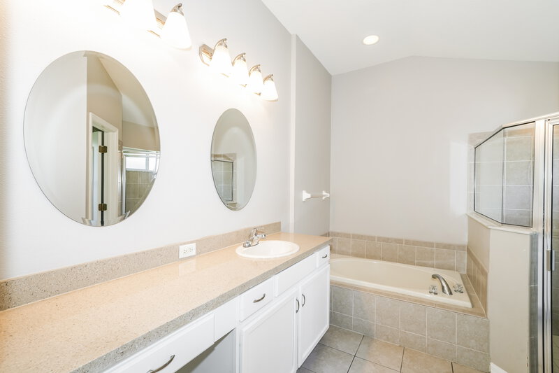 2,285/Mo, 4204 Knob Lake Ct Tampa, FL 33619 Main Bathroom View