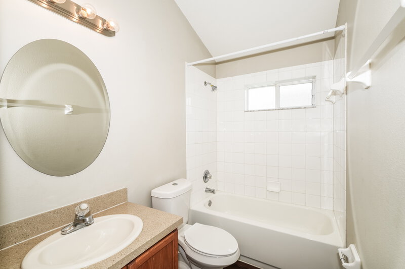 2,285/Mo, 4204 Knob Lake Ct Tampa, FL 33619 Bathroom View