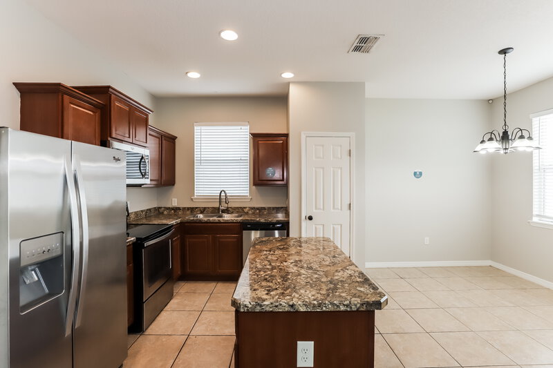 1,980/Mo, 925 Krenson Woods Rd Lakeland, FL 33813 Kitchen View