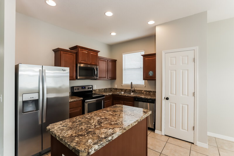 1,980/Mo, 925 Krenson Woods Rd Lakeland, FL 33813 Kitchen View 2