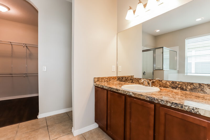 1,980/Mo, 925 Krenson Woods Rd Lakeland, FL 33813 Main Bathroom View