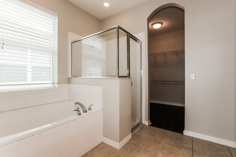 1,980/Mo, 925 Krenson Woods Rd Lakeland, FL 33813 Main Bathroom View 2