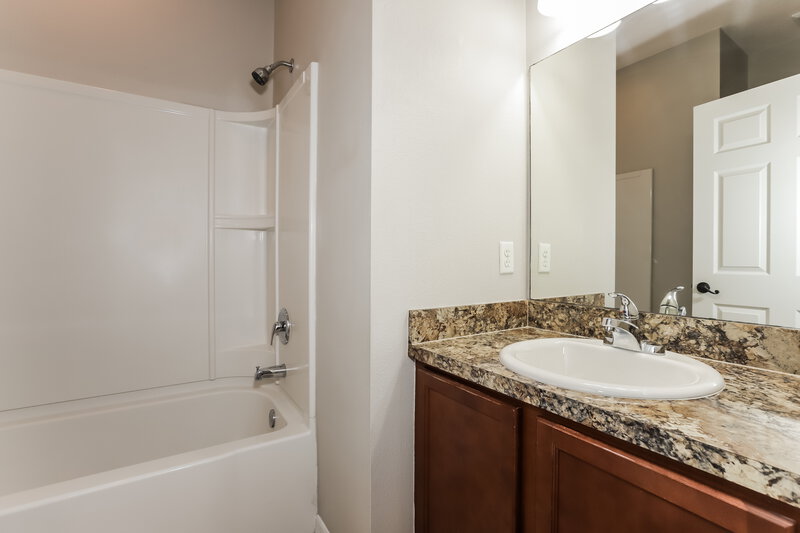 1,980/Mo, 925 Krenson Woods Rd Lakeland, FL 33813 Bathroom View
