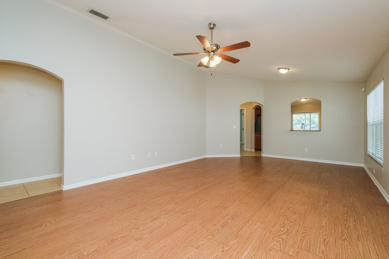 2,015/Mo, 425 Maple Pointe Dr Seffner, FL 33584 Living Room View 2