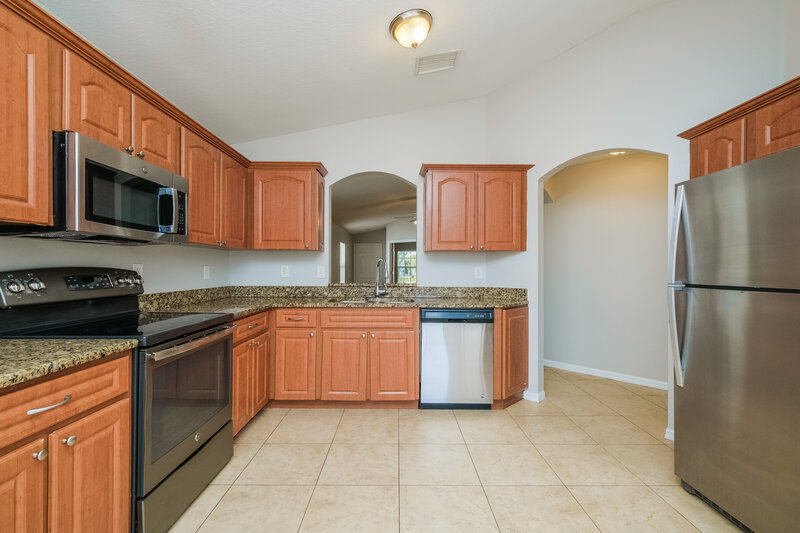 2,015/Mo, 425 Maple Pointe Dr Seffner, FL 33584 Kitchen View