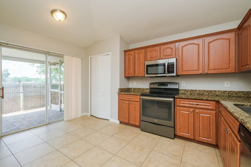 2,015/Mo, 425 Maple Pointe Dr Seffner, FL 33584 Kitchen View 2