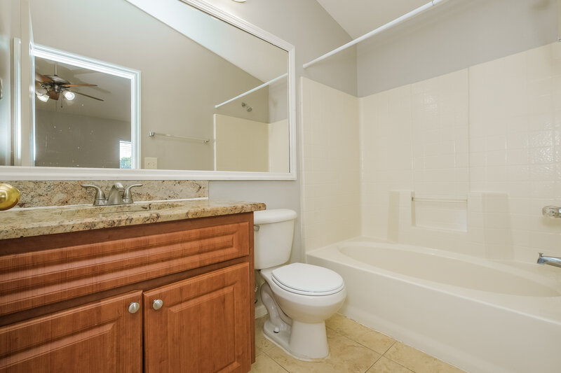 2,015/Mo, 425 Maple Pointe Dr Seffner, FL 33584 Main Bathroom View