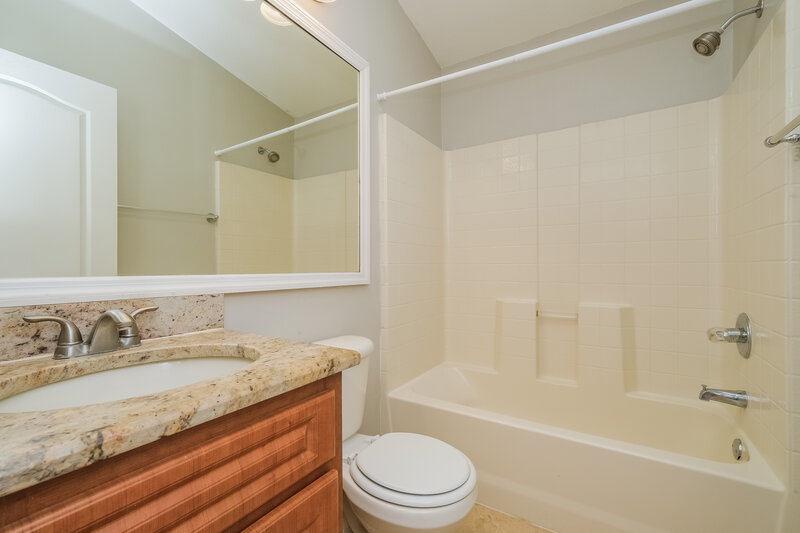 2,015/Mo, 425 Maple Pointe Dr Seffner, FL 33584 Bathroom View