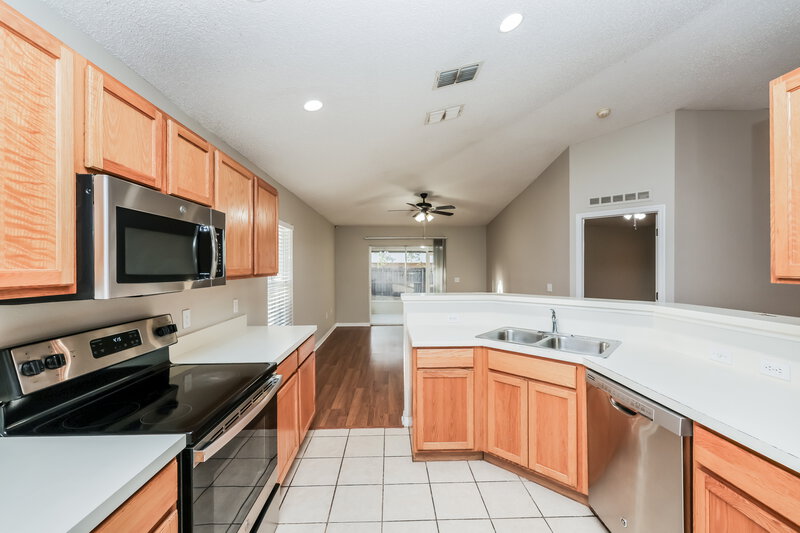 1,930/Mo, 10303 Frog Pond Dr Riverview, FL 33569 Kitchen View